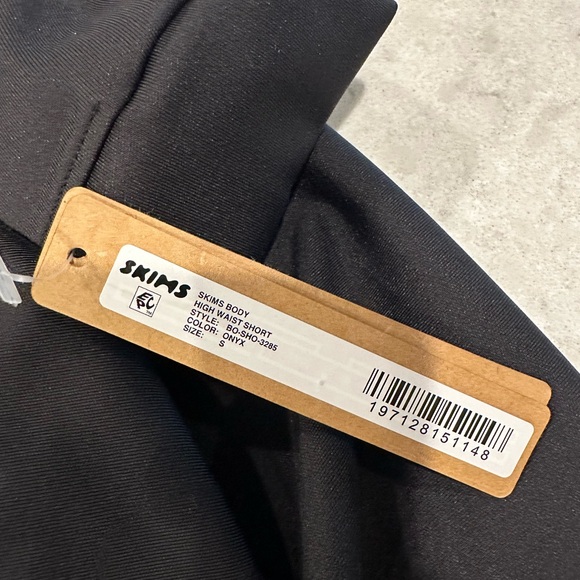 SKIMS NWT HIGH-WAISTED MID THIGH SHORT - Picture 2 of 4